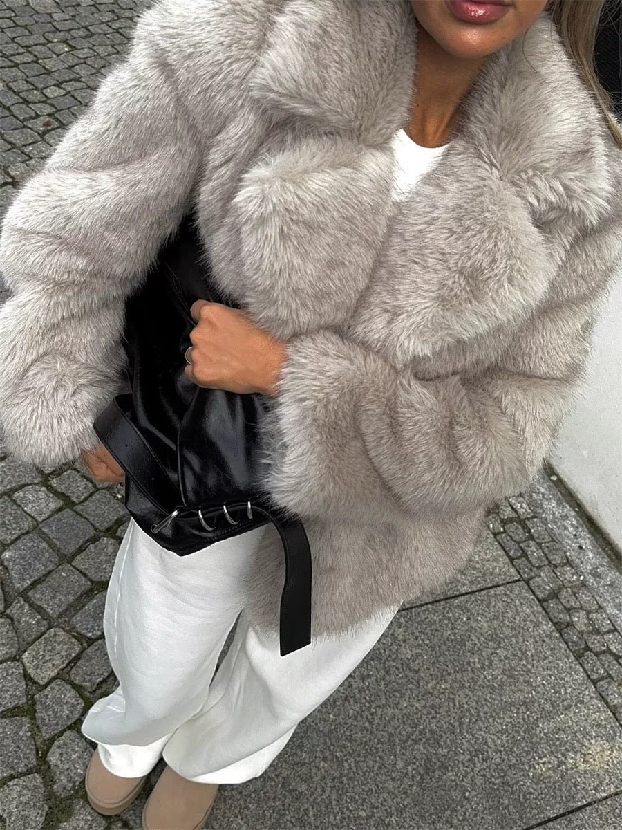 Minimalist Faux Jacket – Faux Fur Jacke in weichem Fell