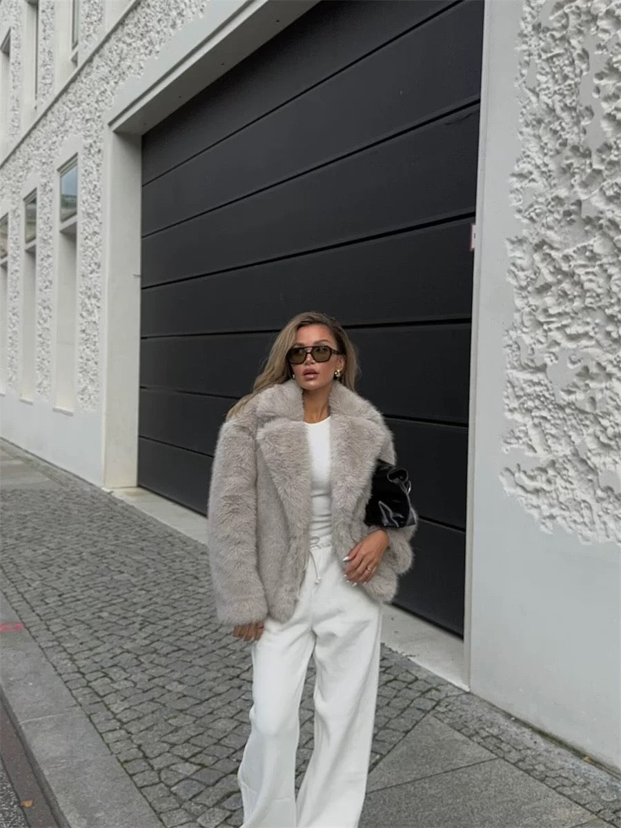 Minimalist Faux Jacket – Faux Fur Jacke in weichem Fell