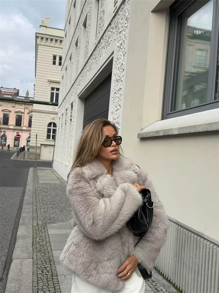 Minimalist Faux Jacket – Faux Fur Jacke in weichem Fell