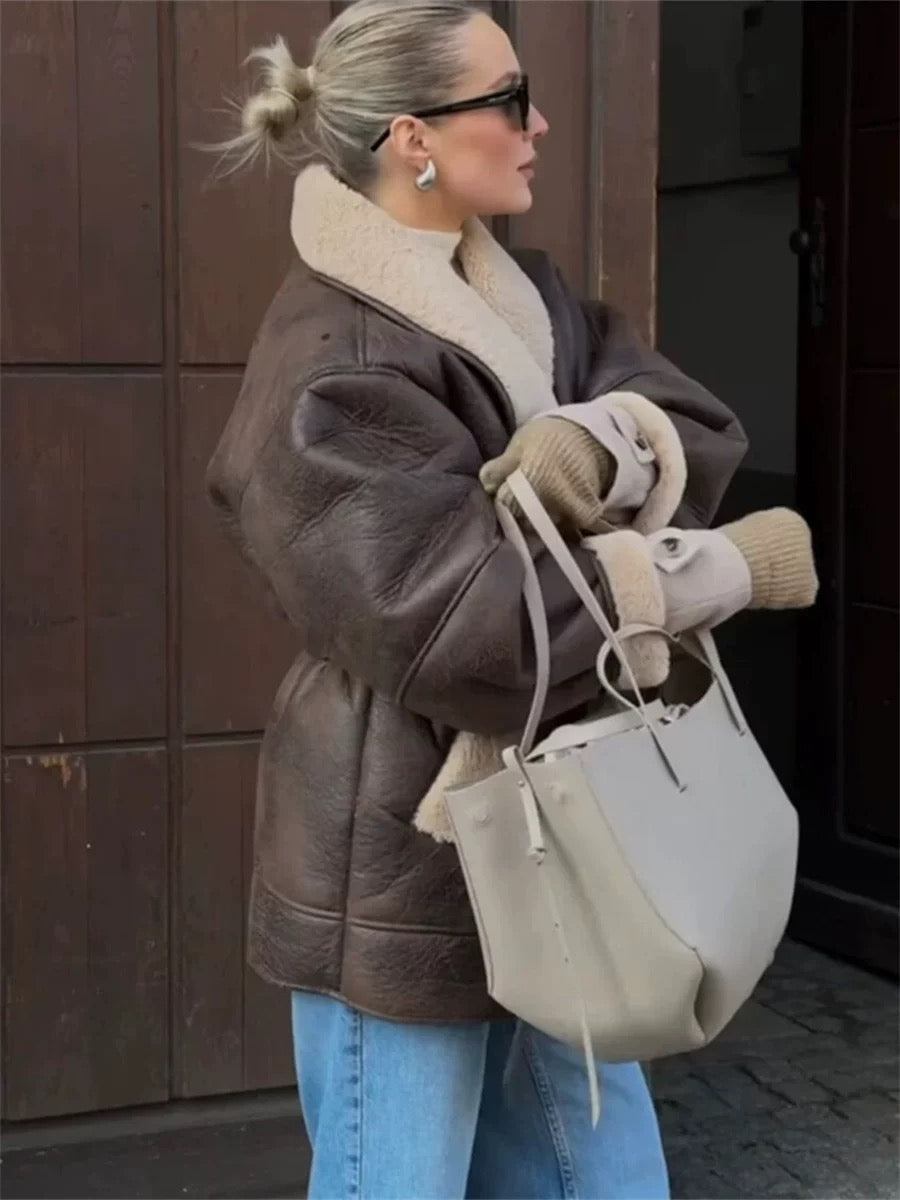 Oslo Faux Shearling Coat – Warmer Mantel in Lammfell-Optik mit Kontrast-Details