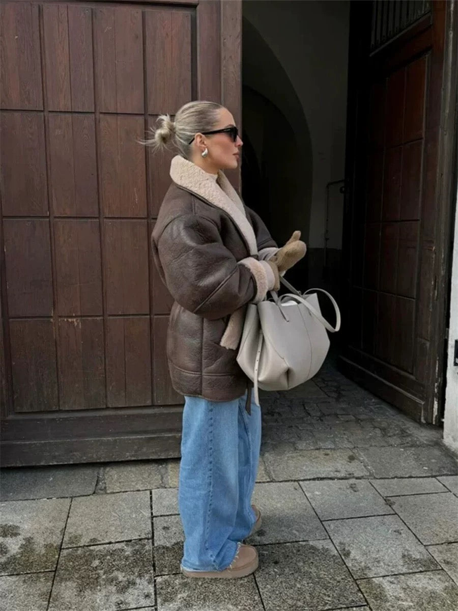 Oslo Faux Shearling Coat – Warmer Mantel in Lammfell-Optik mit Kontrast-Details