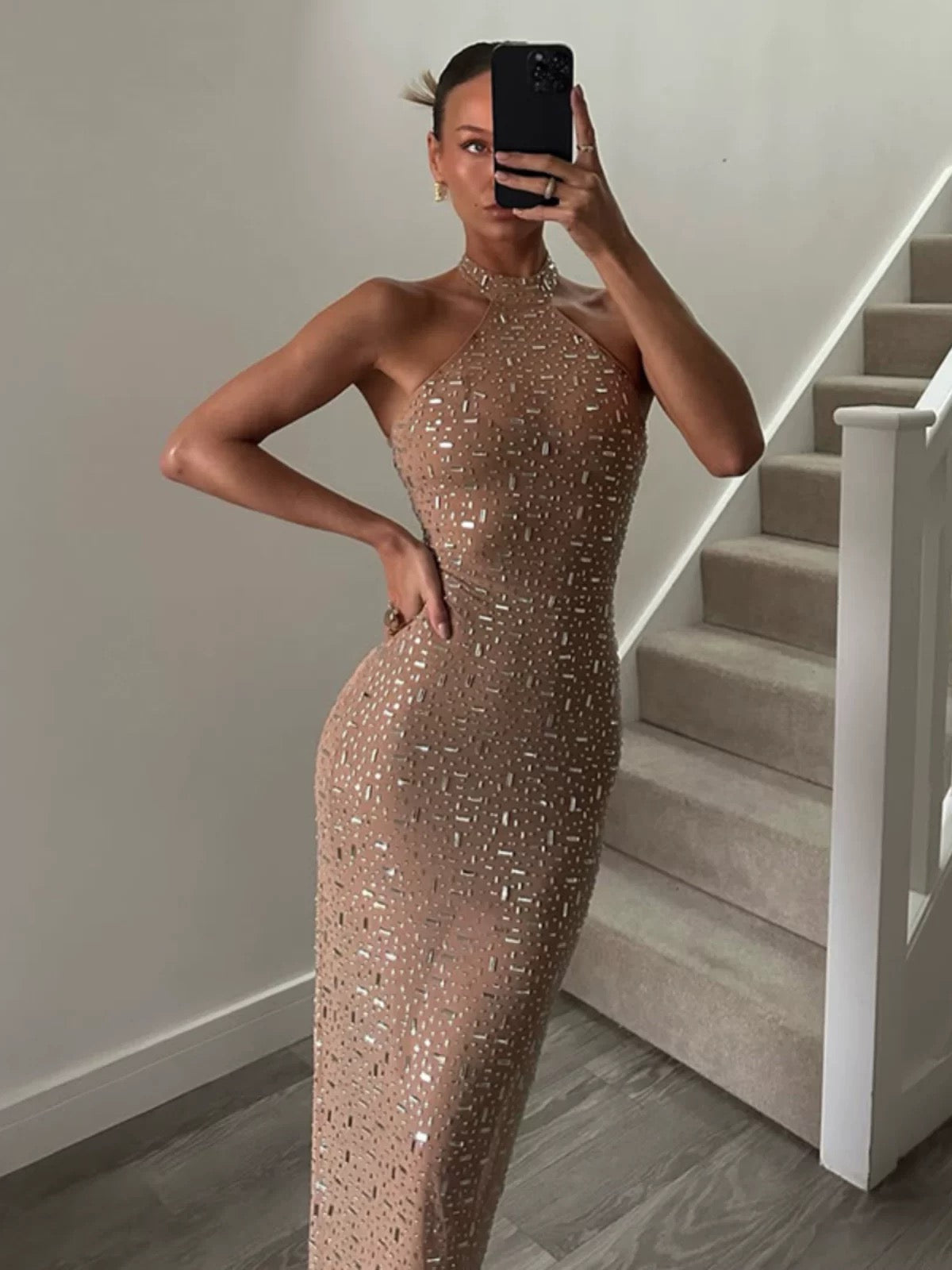 Siena Drape Midi – Drapiertes Trägerkleid in neutralem Ton