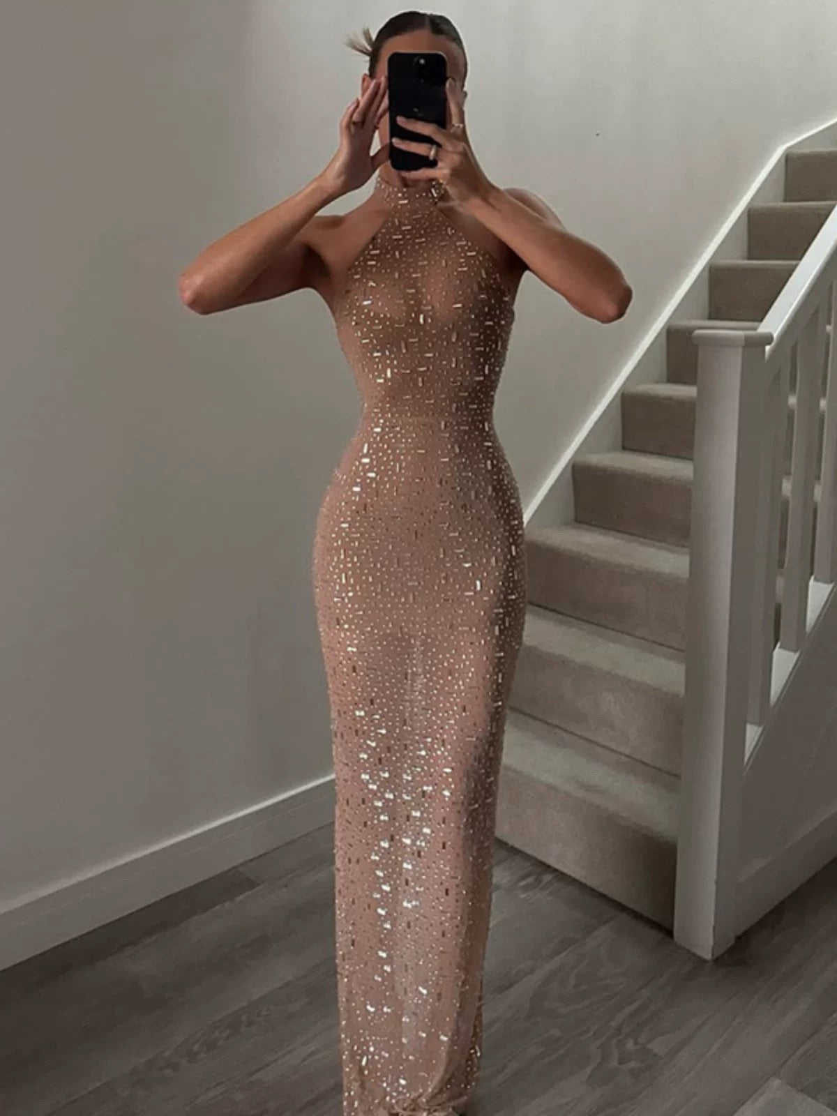 Siena Drape Midi – Drapiertes Trägerkleid in neutralem Ton