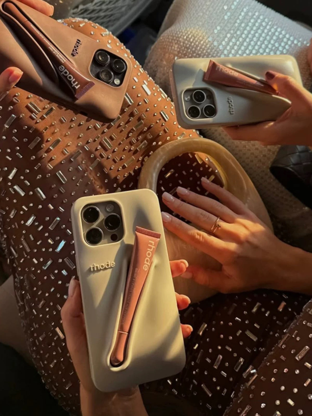 Siena Drape Midi – Drapiertes Trägerkleid in neutralem Ton